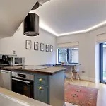 Pass The Keys Stylish And Modern Apartment Free Parking